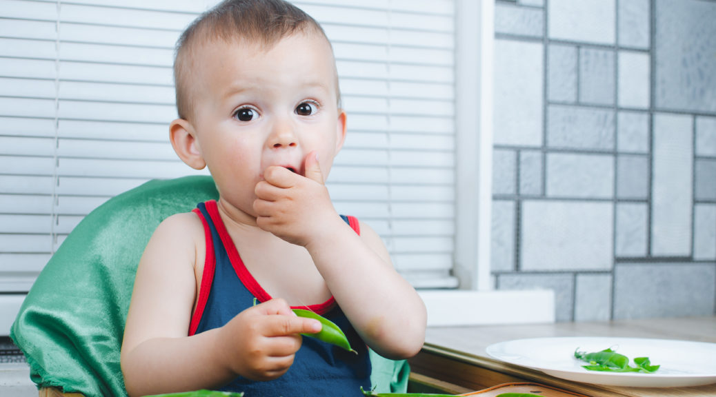 Bambino che mangia i bisi